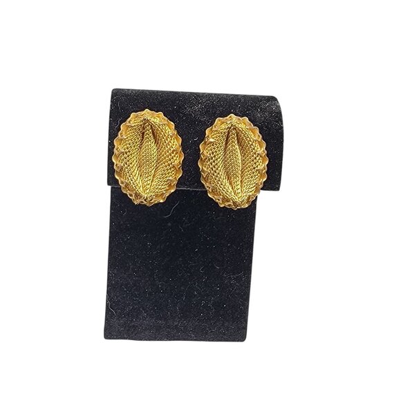 Continental Vintage Gold Tone Mesh Clip On Earrings Oval Shaped Ladies Costume - Picture 6 of 7